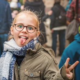 Kleines Mädchen streckt die Zunge raus