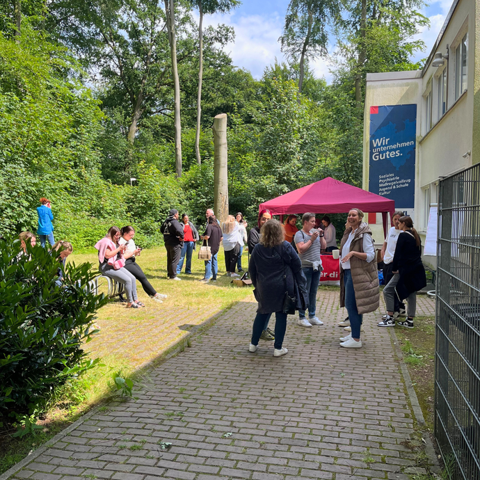 Personalratswahlen 2024 Menschen vor der Verwaltung (vergrößerte Bildansicht wird geöffnet)